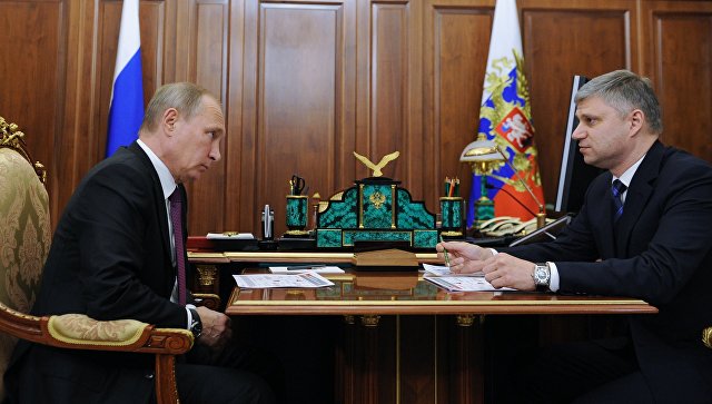 Президент РФ Владимир Путин и президент ОАО РЖД Олег Белозеров. Архивное фото