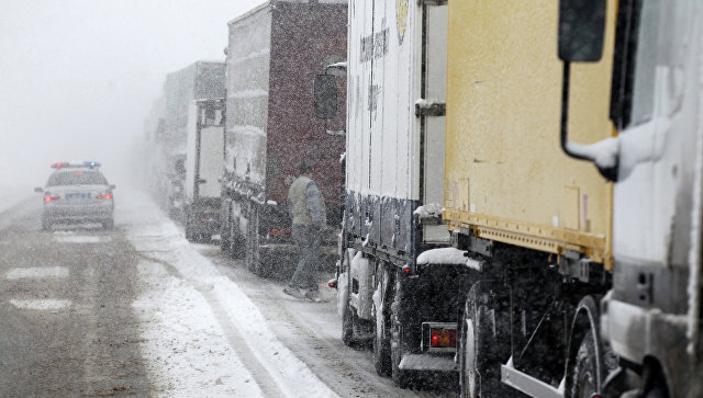 В Башкирии около 40 фур застряли на дороге из-за снегопада 