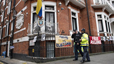 Полицейские у посольства Эквадора в Лондоне в день допроса основателя WikiLeaks Джулиана Ассанжа. Архивное фото Полицейские у посольства Эквадора в Лондоне в день допроса основателя WikiLeaks Джулиана Ассанжа. Архивное фото