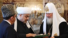 Патриарх Московский и всея Руси Кирилл и глава Управления мусульман Кавказа Аллахшукюр Паша-заде. Архивное фото. Патриарх Московский и всея Руси Кирилл и глава Управления мусульман Кавказа Аллахшукюр Паша-заде. Архивное фото.