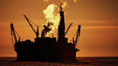Морская нефтедобывающая платформа. Архивное фото Морская нефтедобывающая платформа. Архивное фото