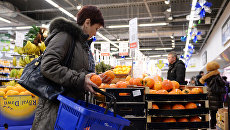 Продажа продовольственных товаров. Архивное фото Продажа продовольственных товаров. Архивное фото
