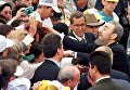 Президент Кубы Фидель Кастро приветствует людей, пришедших на мессу с Папой Иоанном Павлом II на площади Революции в Гаване. 25 января 1998 Президент Кубы Фидель Кастро приветствует людей, пришедших на мессу с Папой Иоанном Павлом II на площади Революции в Гаване. 25 января 1998