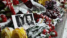 Москвичи несут цветы к посольству Кубы Москвичи несут цветы к посольству Кубы