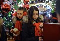 Горожане на рождественской ярмарке во Вроцлаве Горожане на рождественской ярмарке во Вроцлаве