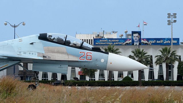 Российский самолет Су-30 на взлетно-посадочной полосе на авиабазе Хмеймим в Сирии. Архивное фото