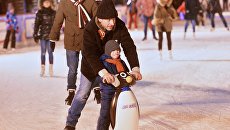 Посетители на катке. Архивное фото Посетители на катке. Архивное фото