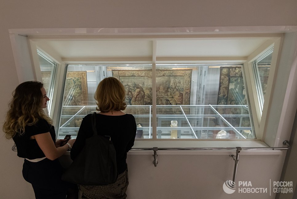 Посетители в реставрационно-хранительском центре Государственного Эрмитажа Старая Деревня в Санкт-Петербурге Посетители в реставрационно-хранительском центре Государственного Эрмитажа Старая Деревня в Санкт-Петербурге