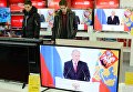 Трансляция выступления президента России Владимира Путина с ежегодным посланием к Федеральному Собранию РФ в магазине по продаже цифровой и бытовой техники М.Видео в Омске. 1 декабря 2016 Трансляция выступления президента России Владимира Путина с ежегодным посланием к Федеральному Собранию РФ в магазине по продаже цифровой и бытовой техники М.Видео в Омске. 1 декабря 2016