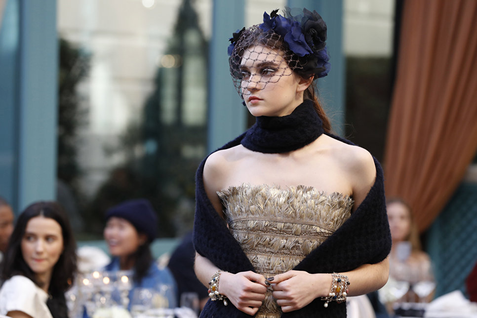 Модель во время показа коллекции Chanel Metiers D'Art в Париже, Франция