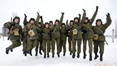 Конкурс для женщин-военнослужащих Макияж под камуфляж. Архивное фото Конкурс для женщин-военнослужащих Макияж под камуфляж. Архивное фото