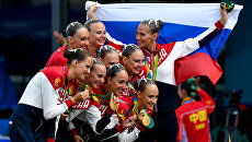 Спортсменки сборной России, завоевавшие золотые медали в произвольной программе групповых соревнований по синхронному плаванию на XXXI летних Олимпийских играх, на церемонии награждения. Архивное фото Спортсменки сборной России, завоевавшие золотые медали в произвольной программе групповых соревнований по синхронному плаванию на XXXI летних Олимпийских играх, на церемонии награждения. Архивное фото