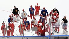 Игроки сборной России по хоккею во время тренировки. Архивное фото Игроки сборной России по хоккею во время тренировки. Архивное фото