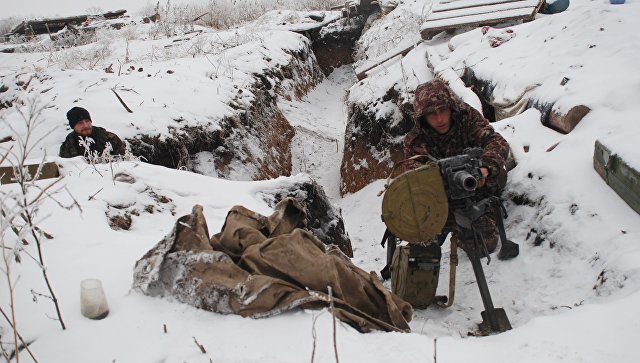 Бойцы ополчения ДНР на линии разграничения. Архивное фото