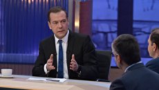 Председатель правительства РФ Дмитрий Медведев во время интервью российским телеканалам в студии телецентра Останкино. 15 декабря 2015 Председатель правительства РФ Дмитрий Медведев во время интервью российским телеканалам в студии телецентра Останкино. 15 декабря 2015
