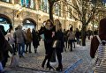 Девушки фотографируются на ГУМ-Ярмарке на Красной площади в Москве Девушки фотографируются на ГУМ-Ярмарке на Красной площади в Москве
