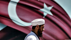 Имам на фоне флага Турции в Стамбуле Имам на фоне флага Турции в Стамбуле