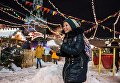 Девочка на ГУМ-Ярмарке на Красной площади в Москве Девочка на ГУМ-Ярмарке на Красной площади в Москве