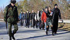 Военнопленные во время процедуры обмена. Архивное фото Военнопленные во время процедуры обмена. Архивное фото