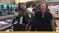 Metallica исполнила песню в супермаркете Metallica исполнила песню в супермаркете