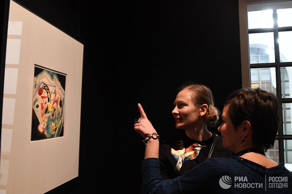 Посетители на выставке Багатели Василия Кандинского Посетители на выставке Багатели Василия Кандинского