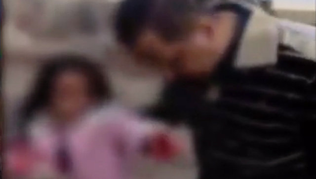Девочка в окровавленном платье позировала для фотографий из Алеппо. Архивное фото