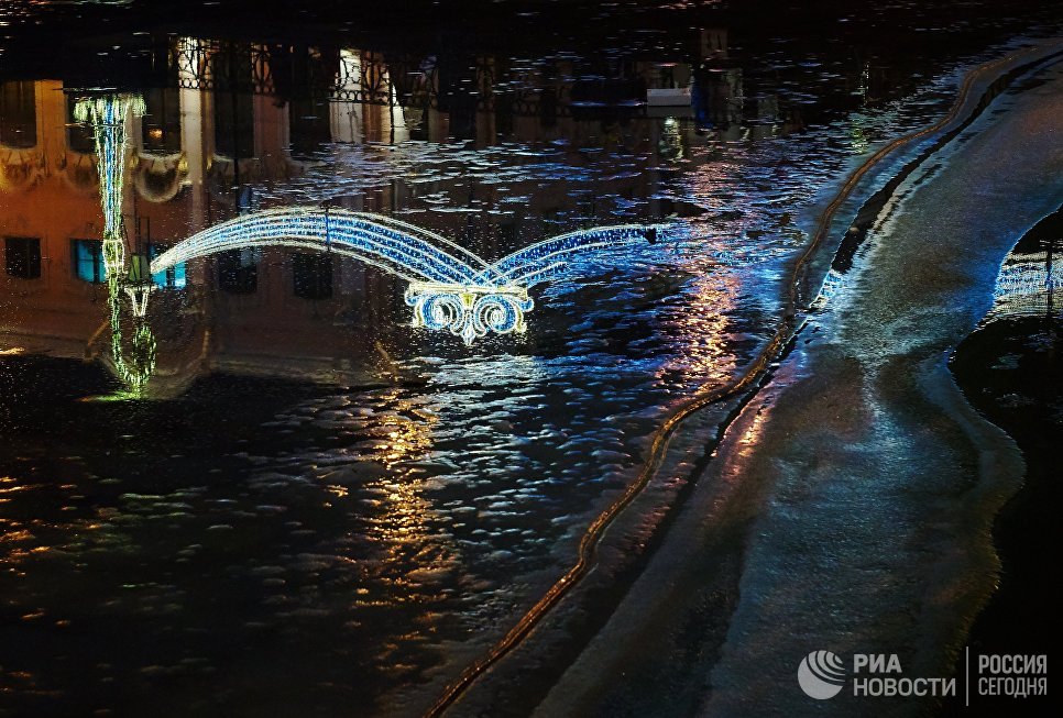 Новогодняя иллюминация на одной из улиц Санкт-Петербурга Новогодняя иллюминация на одной из улиц Санкт-Петербурга
