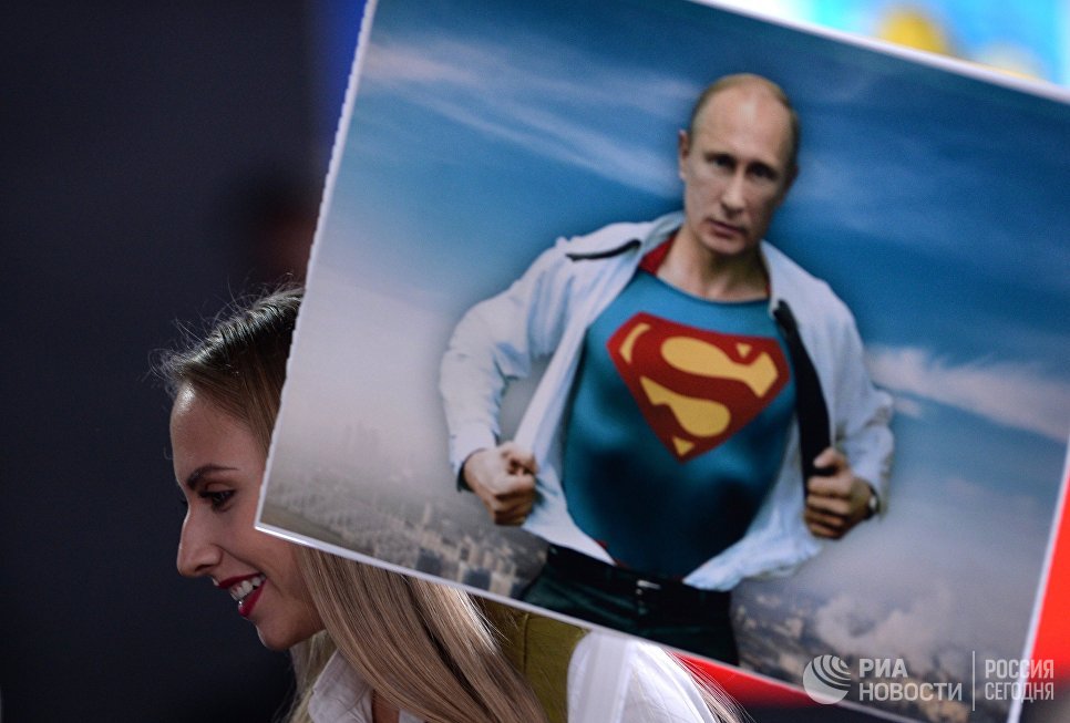 Журналист с плакатом перед началом двенадцатой большой ежегодной пресс-конференции президента РФ Владимира Путина. 23 декабря 2016