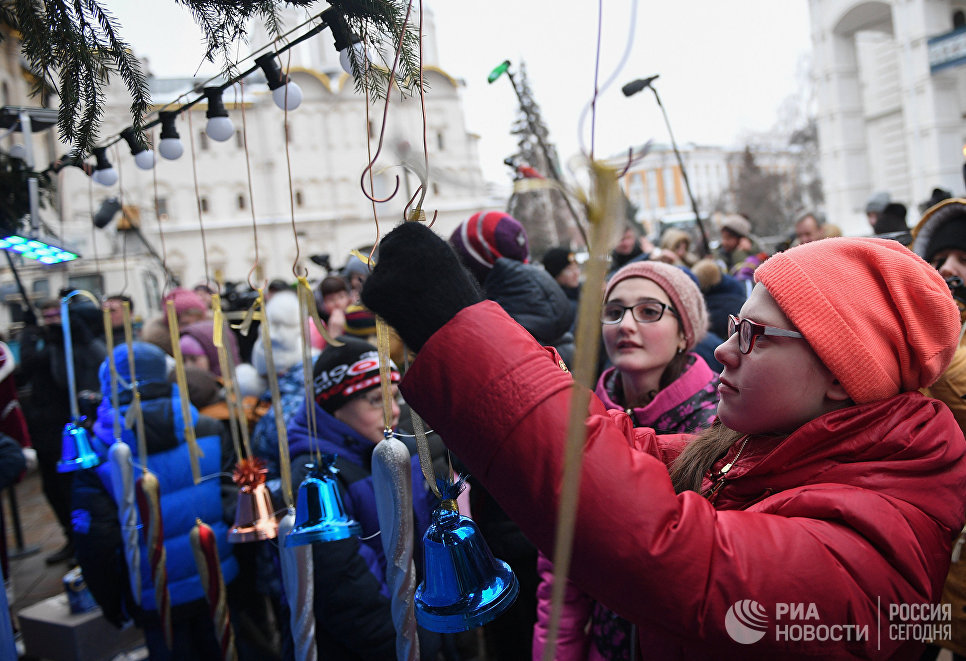 Дети у Новогодней ёлки на Соборной площади Кремля в Москве Дети у Новогодней ёлки на Соборной площади Кремля в Москве
