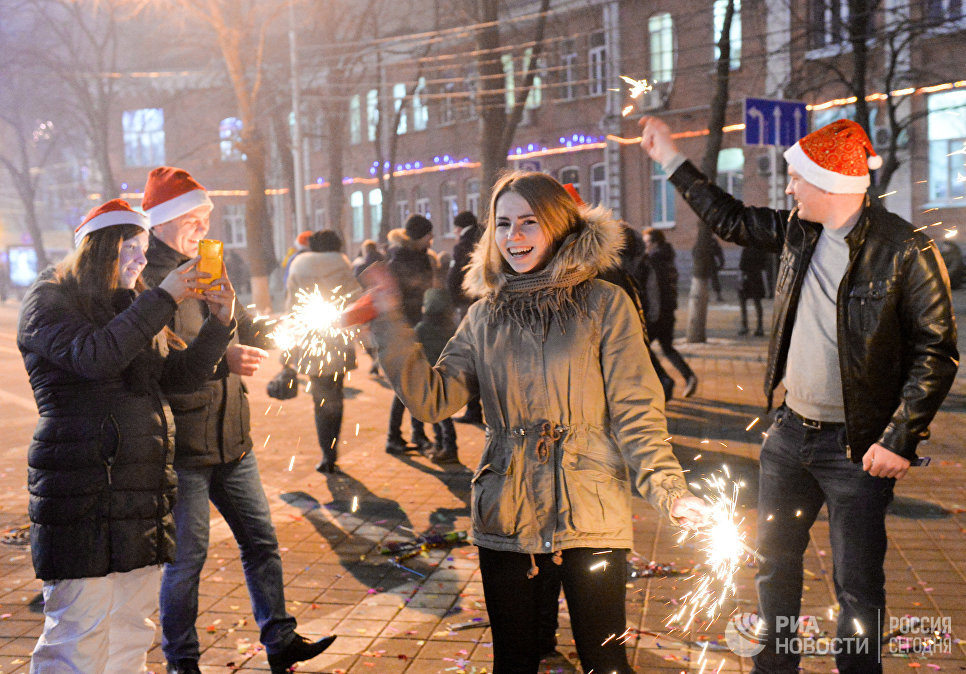 Местные жители во время встречи Нового 2017 года на Театральной площади в Краснодаре Местные жители во время встречи Нового 2017 года на Театральной площади в Краснодаре