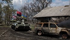Танк ВСУ с флагами Украины, США и Правого сектора возле Широкино, Украина. Архивное фото Танк ВСУ с флагами Украины, США и Правого сектора возле Широкино, Украина. Архивное фото