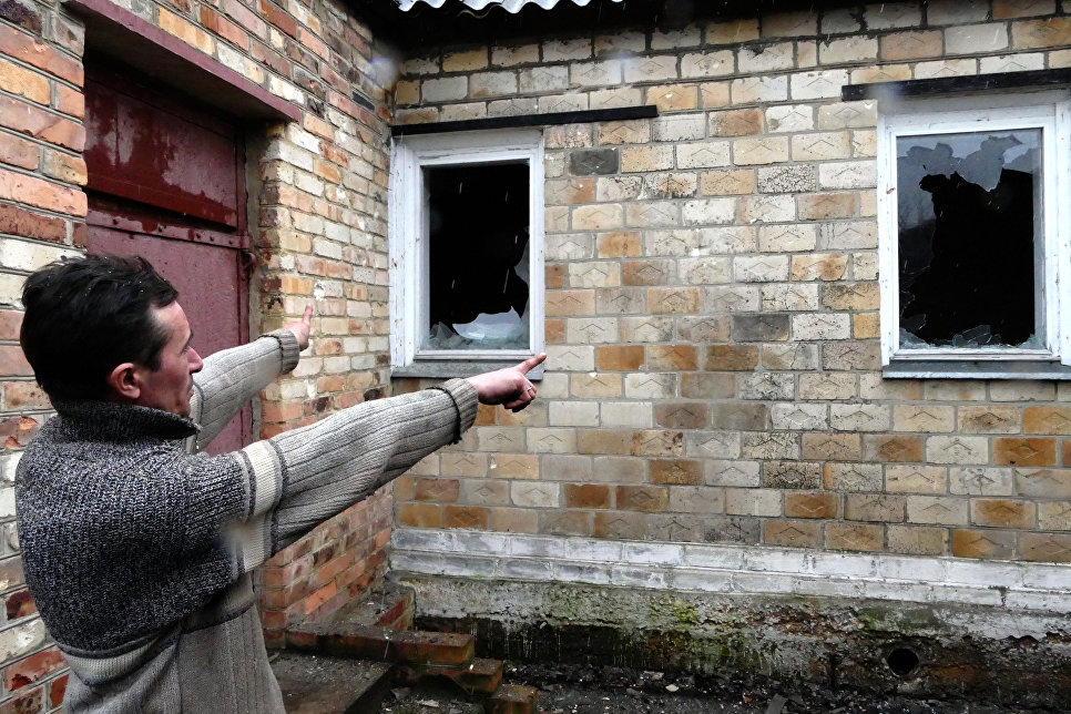 Местный житель показывает разрушения своего дома в поселке Зайцево под Горловкой Местный житель показывает разрушения своего дома в поселке Зайцево под Горловкой