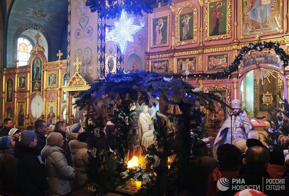Прихожане на праздничном богослужении в соборе Петра и Павла в Симферополе Прихожане на праздничном богослужении в соборе Петра и Павла в Симферополе