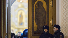 Сотрудники полиции у входа в храм во время Рождественского богослужения Сотрудники полиции у входа в храм во время Рождественского богослужения
