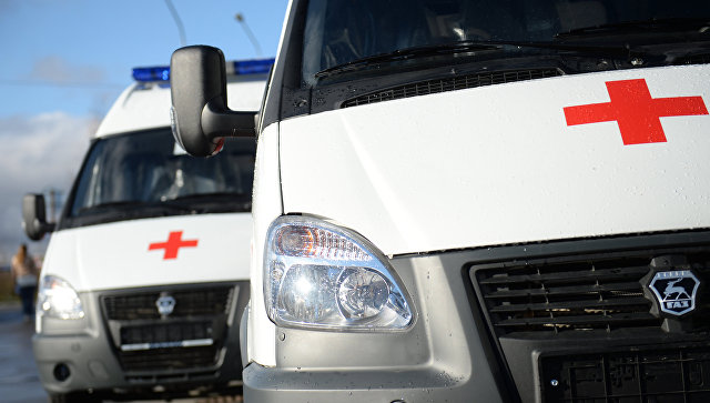 В Коми врачи несли пациента к "скорой" из-за нерасчищенных дорог