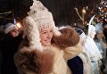 Участница торжественного шествия во время парада Снегурочек в Москве Участница торжественного шествия во время парада Снегурочек в Москве