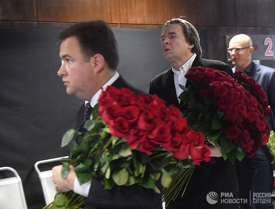 Генеральный директор Первого канала Константин Эрнст, президент КХЛ Дмитрий Чернышенко перед началом гражданской панихиды по погибшим при крушении самолета Ту-154 над Черным морем журналистам в телецентре Останкино Генеральный директор Первого канала Константин Эрнст, президент КХЛ Дмитрий Чернышенко перед началом гражданской панихиды по погибшим при крушении самолета Ту-154 над Черным морем журналистам в телецентре Останкино