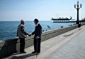 Пожилые люди на набережной в Ялте Пожилые люди на набережной в Ялте