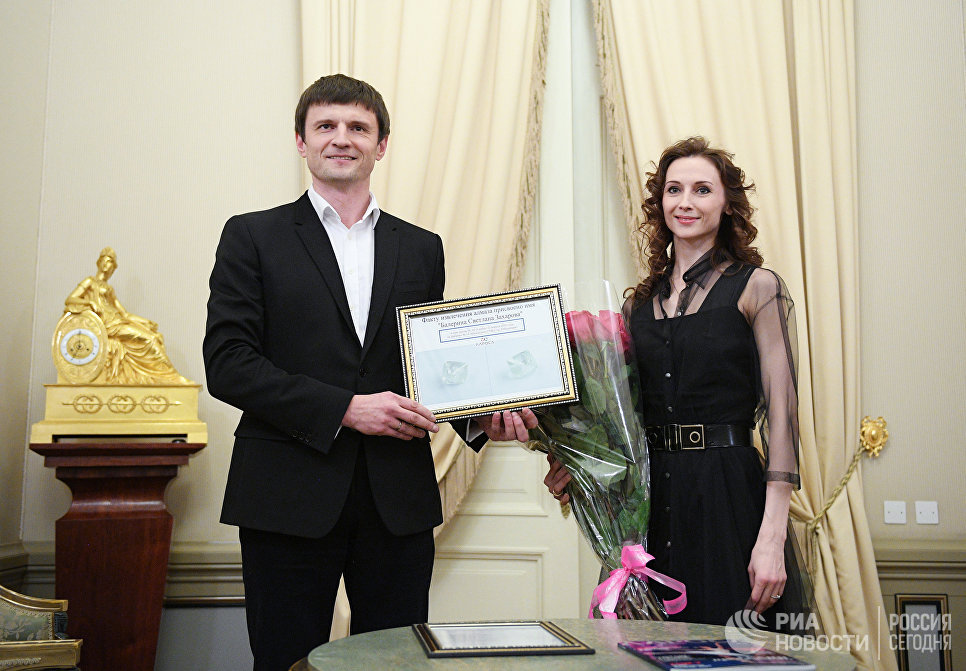 Балерина Большого театра Светлана Захарова получила сертификат Балерина Большого театра Светлана Захарова получила сертификат