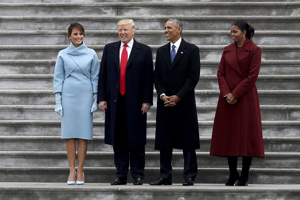 45-й президент США Дональд Трамп и экс-президент страны Барак Обама с супругами стоят на ступенях Капитолия перед отлетом Барака Обамы на военную базу Эндрюс. 20 января 2017 года