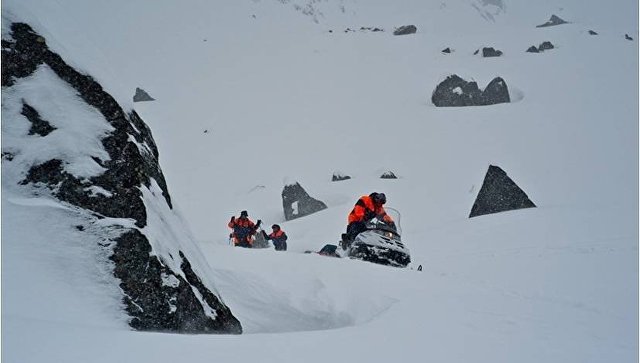Спасатели проводят поисково-спасательную операцию по спасению туристов, попавших под cнежную лавину. Архивное фото