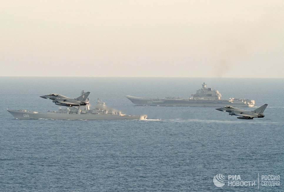 Самолеты британских ВВС Тайфун сопровождают российские корабли Петр Великий и Адмирал Кузнецов Самолеты британских ВВС Тайфун сопровождают российские корабли Петр Великий и Адмирал Кузнецов