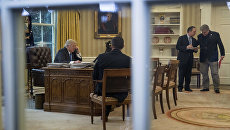 Дональд Трамп во время телефонного разговора с Ангелой Меркель. Архивное фото Дональд Трамп во время телефонного разговора с Ангелой Меркель. Архивное фото