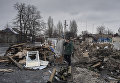 Женщина у разрушенного здания в районе автостанции Мотель в Донецке Женщина у разрушенного здания в районе автостанции Мотель в Донецке