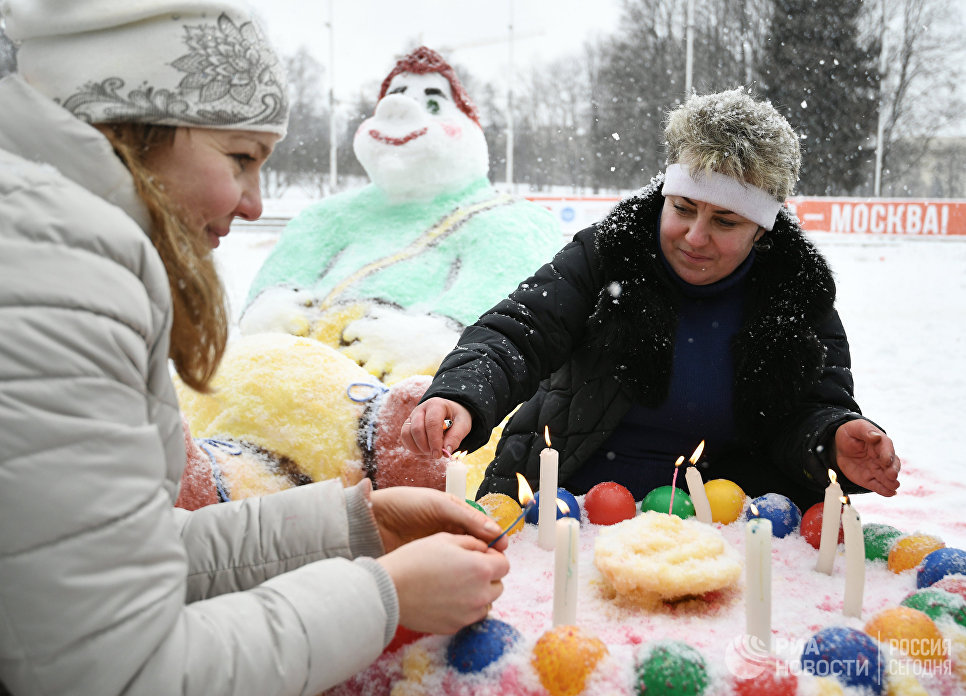 Участники зажигают свечи на снежном торте во время Арт-битвы Снеговиков в Московском Дворце пионеров на Воробьевых горах Участники зажигают свечи на снежном торте во время Арт-битвы Снеговиков в Московском Дворце пионеров на Воробьевых горах