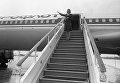 Стюардесса на трапе самолета. Аэропорт Домодедово. Стюардесса на трапе самолета. Аэропорт Домодедово.