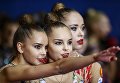 Российские спортсменки Дина и Арина Аверины наблюдают за финалом групповой программы по художественной гимнастики Гран-при Москвы Российские спортсменки Дина и Арина Аверины наблюдают за финалом групповой программы по художественной гимнастики Гран-при Москвы
