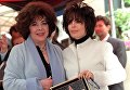Американская актриса Элизабет Тейлор и певица Карол Байер Сагер на Голливудской аллее славы Американская актриса Элизабет Тейлор и певица Карол Байер Сагер на Голливудской аллее славы