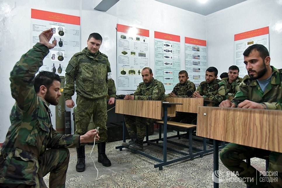 Военнослужащие вооруженных сил РФ и Сирии на занятии в Международном противоминном центре Вооруженных Сил РФ в Алеппо Военнослужащие вооруженных сил РФ и Сирии на занятии в Международном противоминном центре Вооруженных Сил РФ в Алеппо