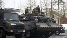 Солдаты Бундесвера сидят на танке в Графенвере, Германия Солдаты Бундесвера сидят на танке в Графенвере, Германия